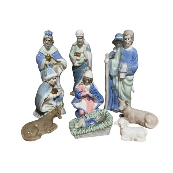 Vintage 11-Piece Nativity Set‎ With Wood Base By Crown Accents - Picture 10 of 16